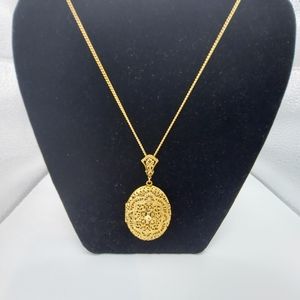 Vintage Goldtone Necklace with Filigree Locket Pendant, GC & Classic!